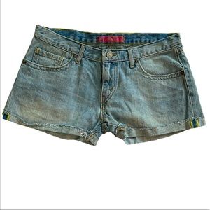 LEVI’S BOYFRIEND CUFFED RAW HEM CUT OFF SHORTS IN LIGHT WASH. Size 27 EUC